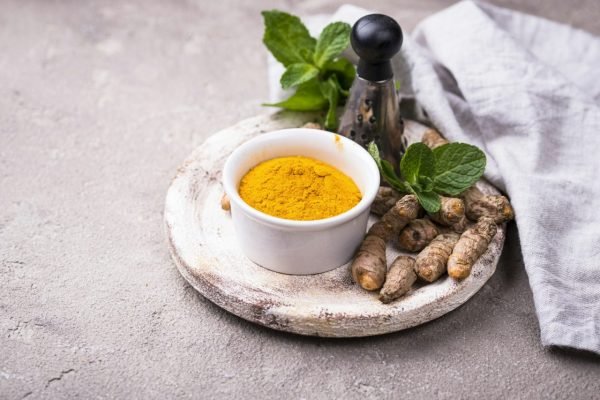 turmeric-powder-and-curcuma-root